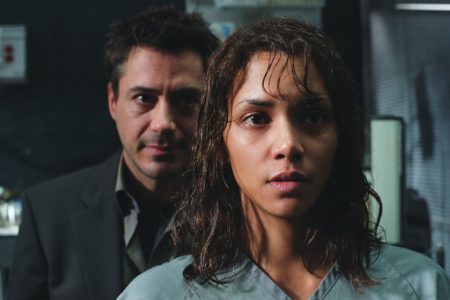 Halle Berry in Robert Downey Jr. v filmu Gothika