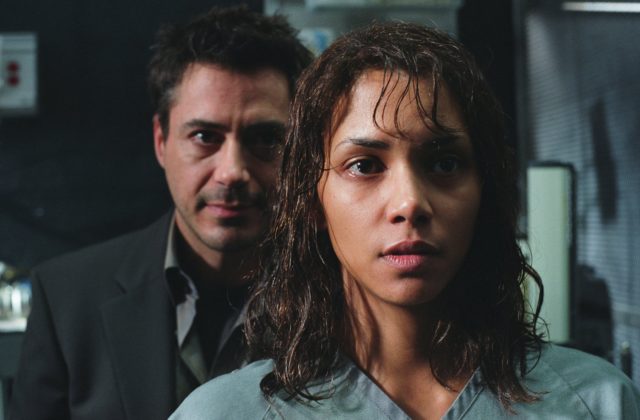 Halle Berry in Robert Downey Jr. v filmu Gothika