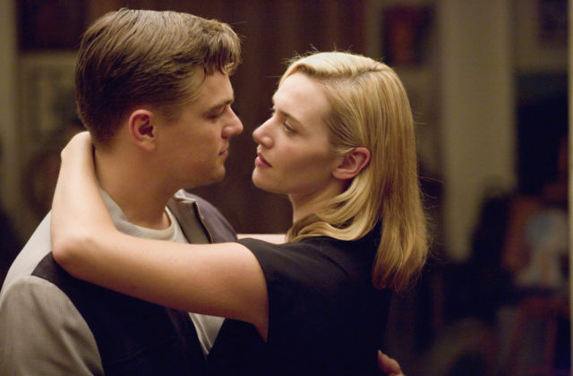 V filmu Krožna cesta se Frank (Leonardo DiCaprio) in April Wheeler (Kate Winslet) zaljubita