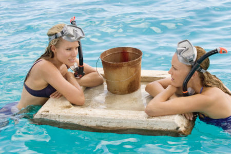 Kirsten Bell in Malin Ackerman v filmu Počitnice za odrasle (Couples Retreat)