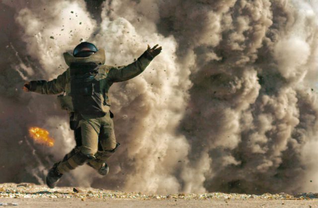 JEREMY RENNER v filmu bombna misija THE HURT LOCKER.