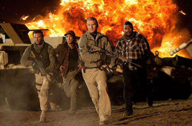Liam Neeson, Bradley Cooper, Sharlto Copley in Jaclson v filmu A-ekipa.