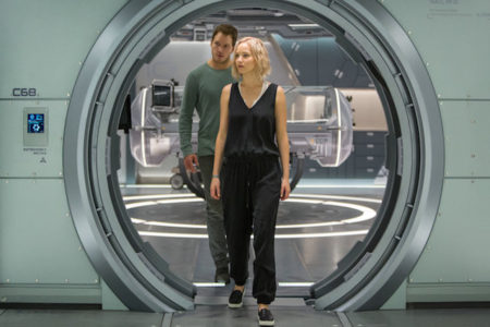Jennifer Lawrence in Chris Pratt v filmu Potniki (Passengers).