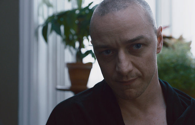 James McAvoy v filmu Razcepljen (Split).