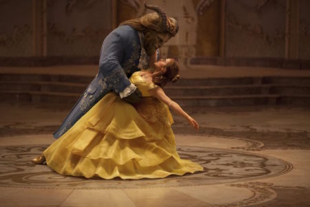 Emma Watson in Dan Stevens v filmu Lepotica in zver (Beauty and the Beast).
