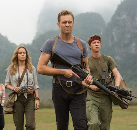 Brie Larson in Tom Hiddleston v filmu Kong: Otok lobanj.