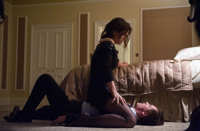 Gina Carano nad Michaelom Fassbenderjem v trilerju Izdana (Haywire)