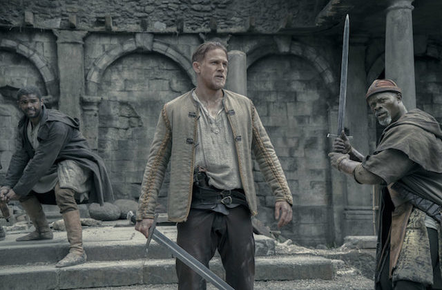 Charlie Hunnam v filmu Kralj Artur: Legenda o meču.