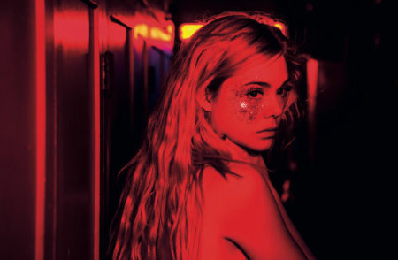Elle Fanning v filmu Neonski demon.
