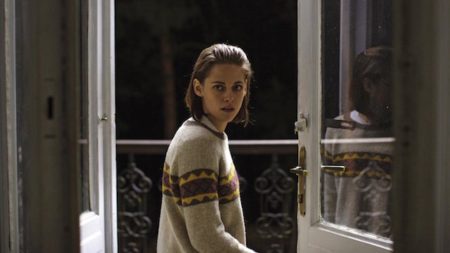 Kristen Stewart v filmu Osebna stilistka (Personal Shopper).