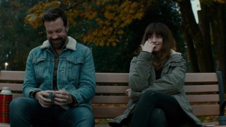 Jason Sudeikis in Anne Hathaway v filmu Velikanka (Colossal)