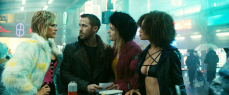 ryan gosling in replikantke v filmu iztrebljevalec 2049 blade runner