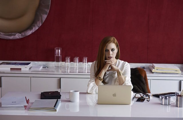 Amy Adams v filmu Nočne ptice (Nocturnal Animals)