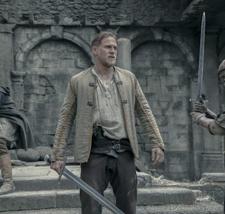 Charlie Hunnam v filmu Kralj Artur: Legenda o meču.