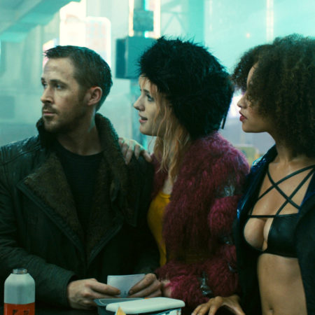ryan gosling in replikantke v filmu iztrebljevalec 2049 blade runner